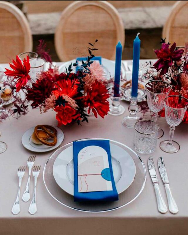 La collezione PaperFlower: menu singolo da piatto con carta dei vini abbinata, sagomata a due ante e trattenuta da un filo di raso color amaranto con segnaposto personalizzato blu cobalto in forte contrato. Il segnatavolo gioco geometrico di due carte sagomate, i cartellini per i gusti dei confetti in variante paletta e da appoggio.
@f.sirgiovanni_eventplanner
@giardinilapergola
@mutabilislab
@edoardo.giorio.weddings
@zeta.eventi
@erikaf_brides
@capelli_ispirazione_hair
@helene.spose.torino
@kki8kii
@francis_desters

#weddingday #love #couple #nozze 
#flowers #colours #picoftheday 
#matrimonio #weddingplanner #weddingsession 
#photos #stationary #weddingplannertorino 
#dream